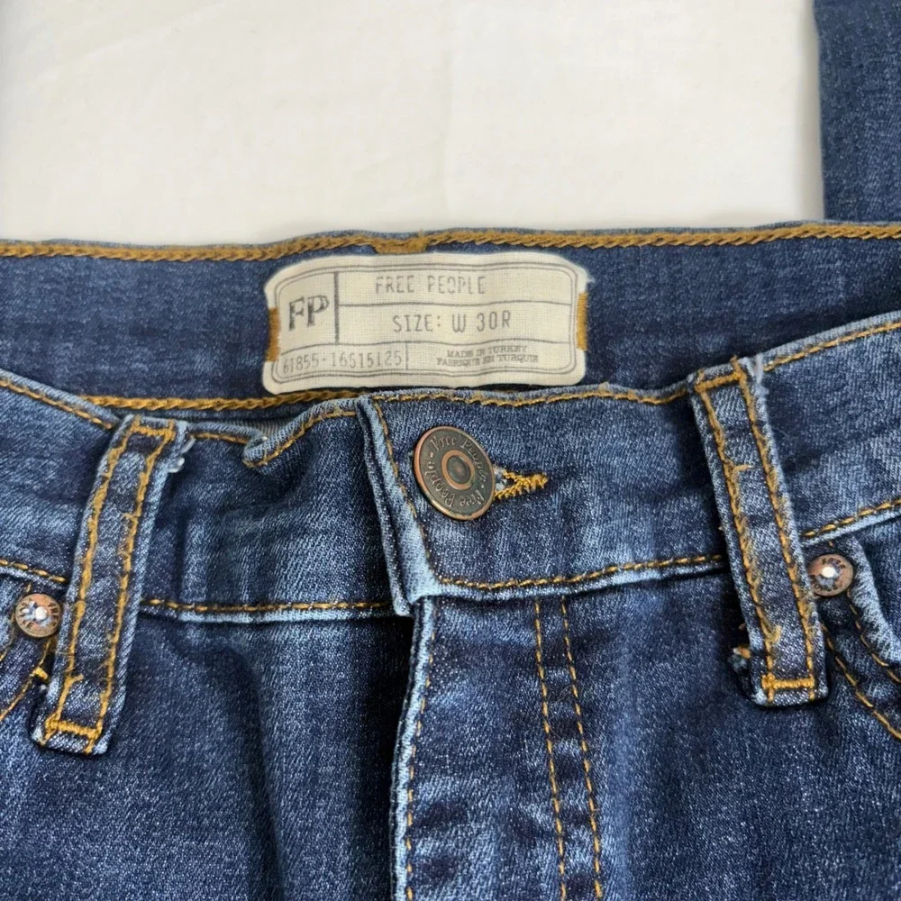 Free People Women's Distressed Ripped Knee Skinny Jeans Dark Wash Denim Size 30‎ - Picture 4 of 6
